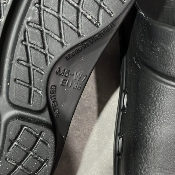 OOFOS - Picture 2 of 2